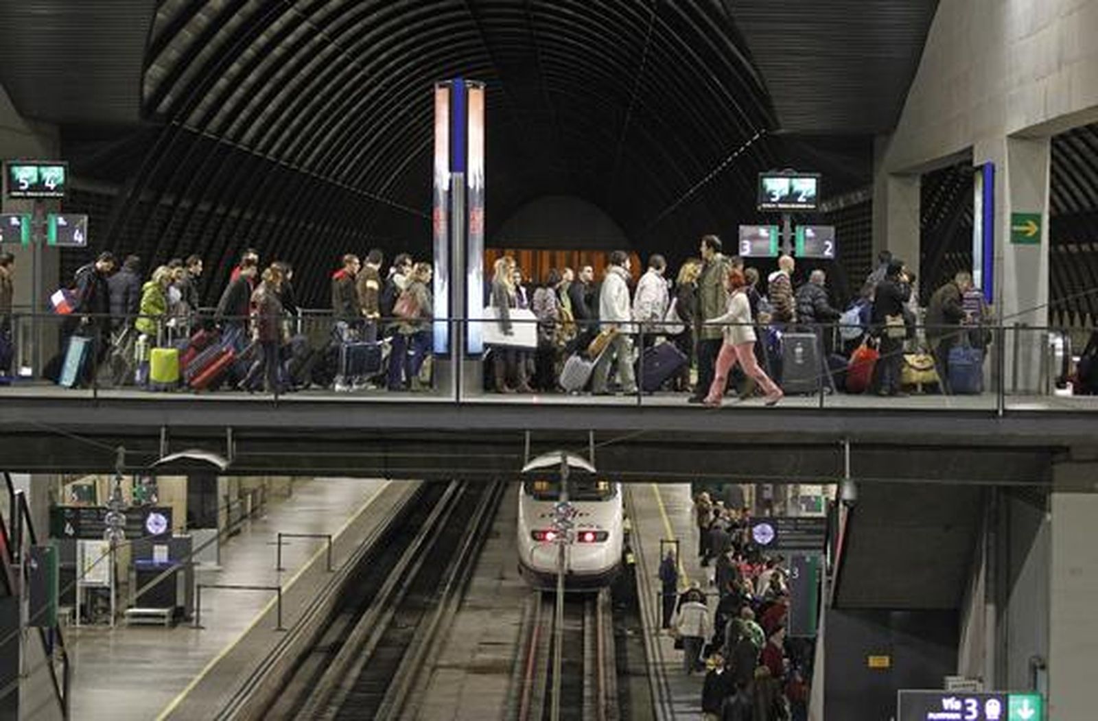 El corte del AVE (durante tres horas) afectó a unos 5.200 pasajeros.

Foto: Antonio Pizarro