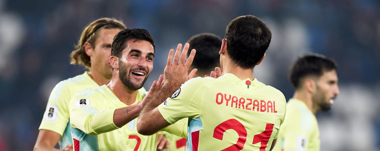 Ferran Torres felicita a Oyarzabal por su gol en la segunda mitad.