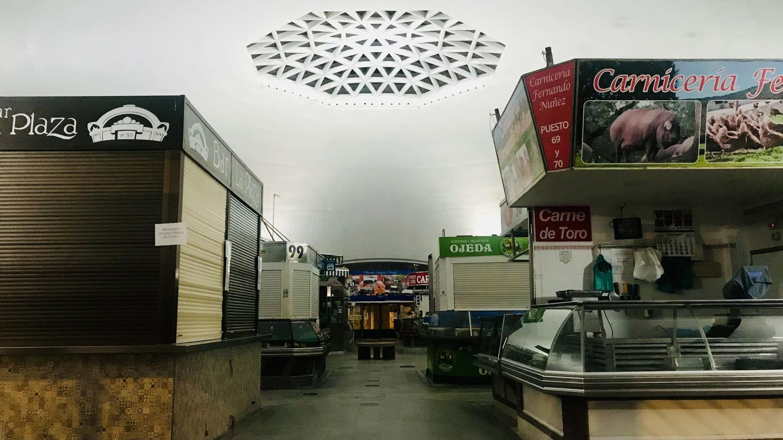 Interior del mercado Ingeniero Torroja de Algeciras, durante la noche.