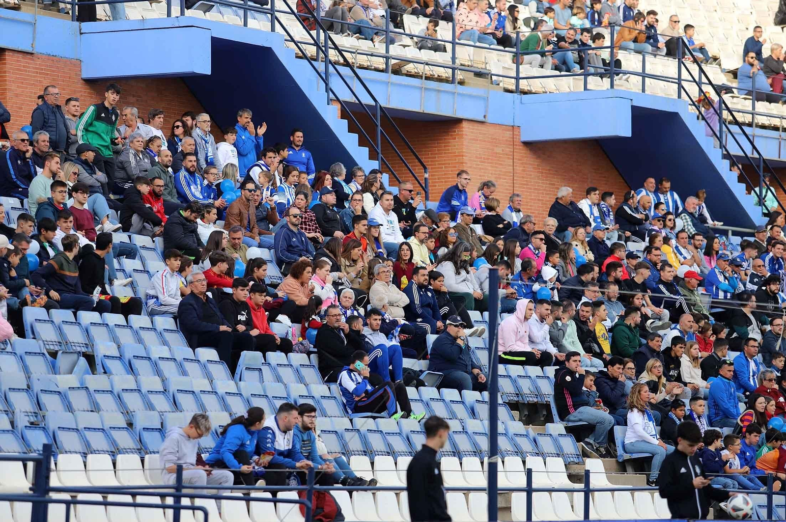 Imágenes del ambiente en las gradas del Nuevo Colombino