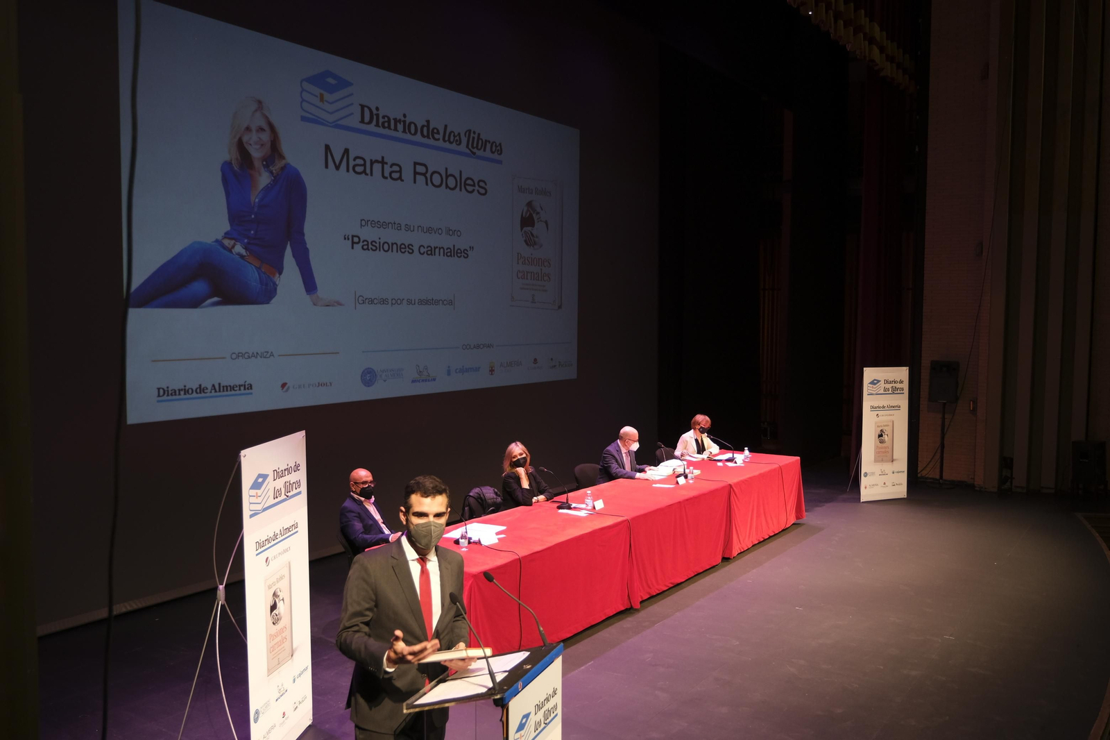 Fotogalería Diario de los Libros, con Marta Robles y su obra 'Pasiones carnales'