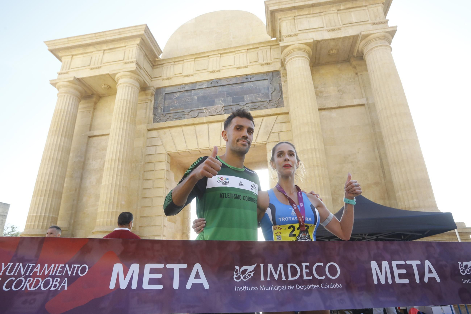 La gloria de cruzar la Puerta del Puente: las fotos de la línea de meta de la Media Maratón de Córdoba 2024