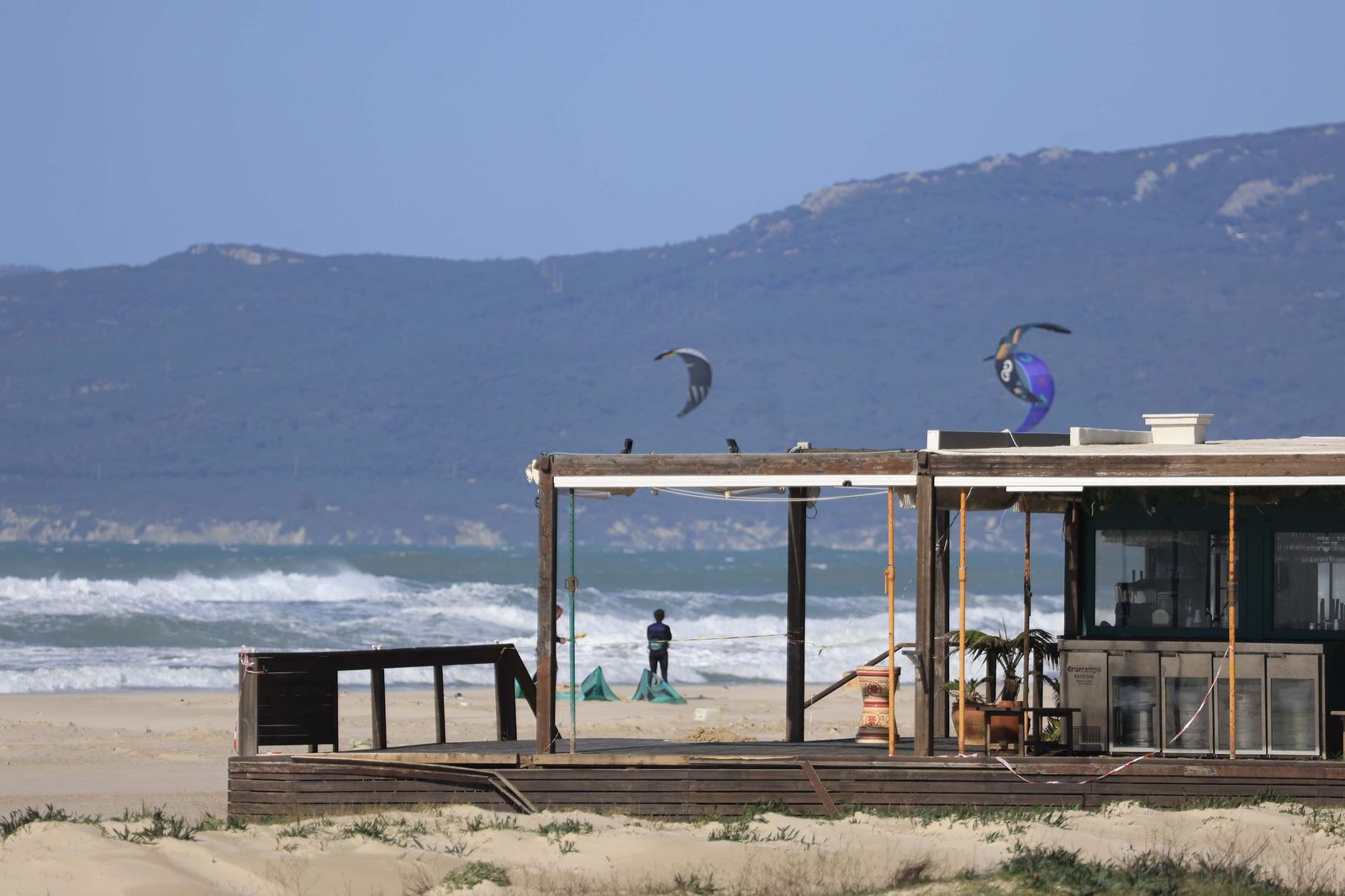 Las fotografías del paseo marítimo de Los Lances tras la borrasca Oriana