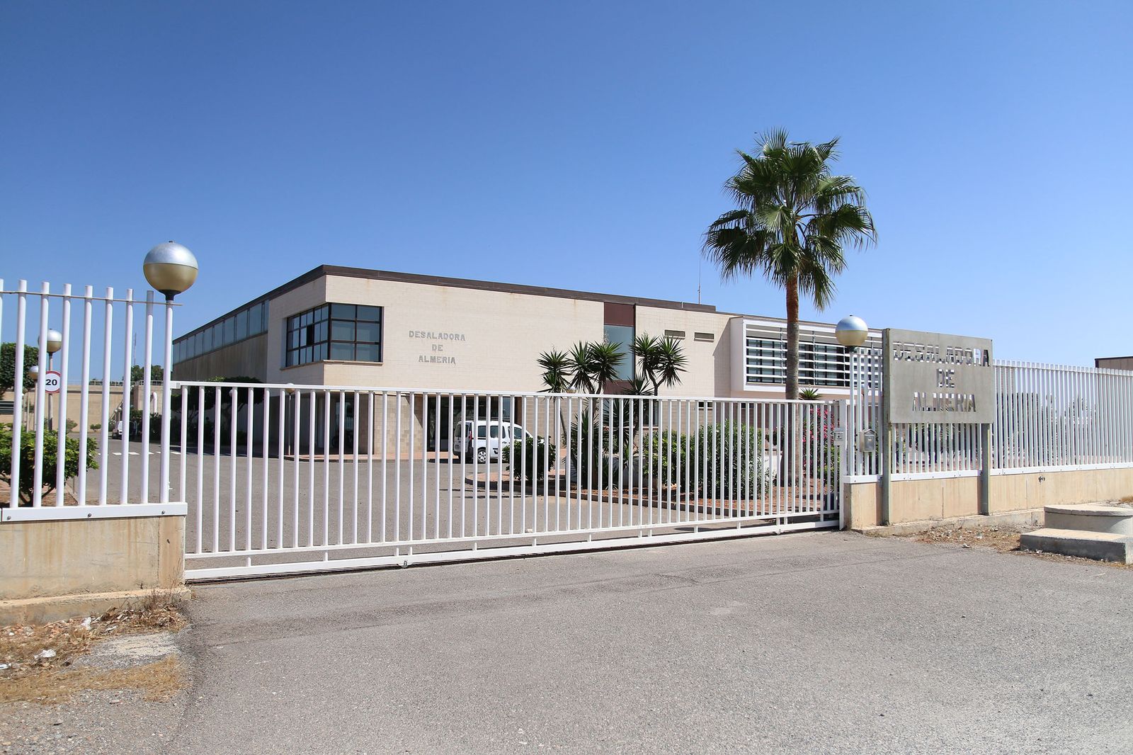 Desaladora  de Almería y pozos en la desembocadura del río Andarax.