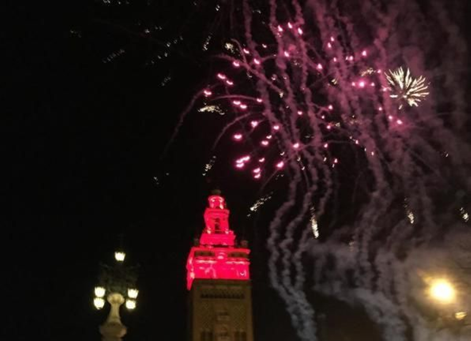 La réplica de la Giralda en Kansas City celebra de rojo la Super Bowl de los Chiefs