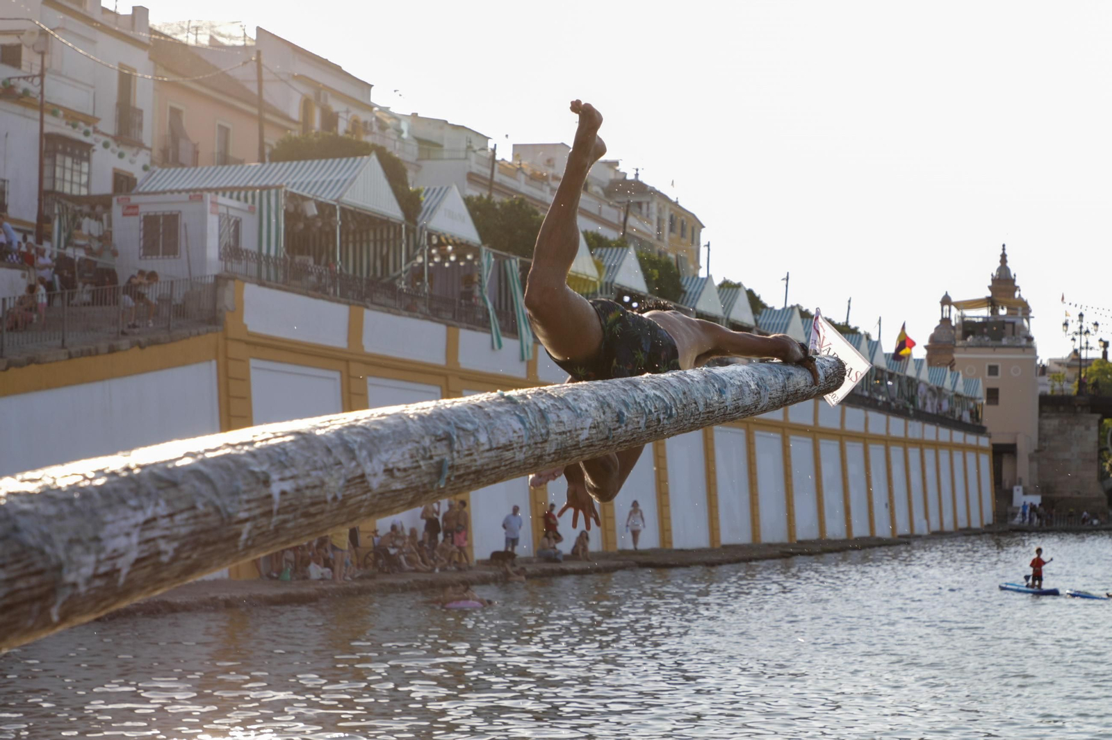 Las fotos de la cucaña en la Velá de Triana