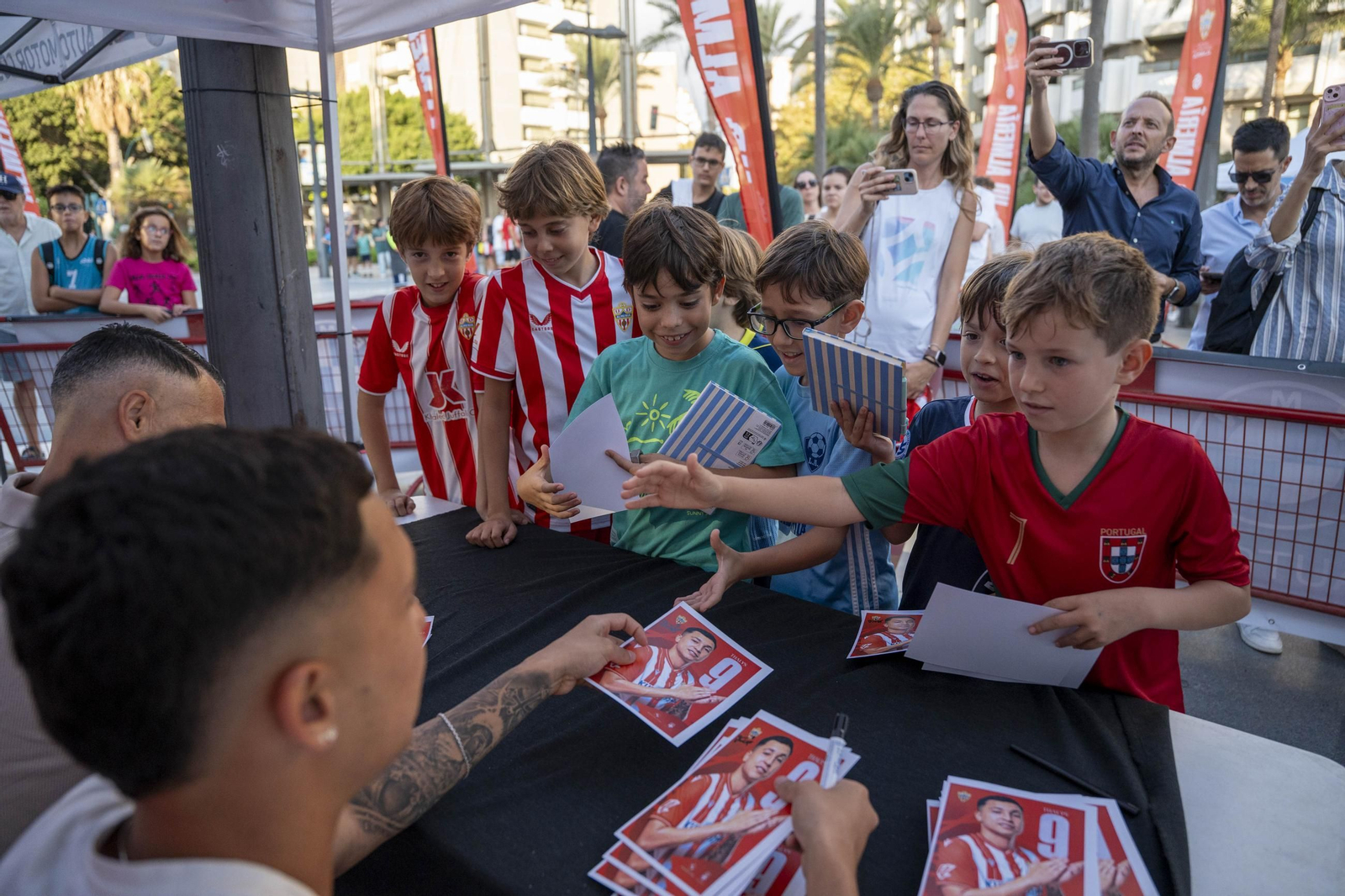 Los jugadores de la UDA Thalys y Andrés firman autógrafos