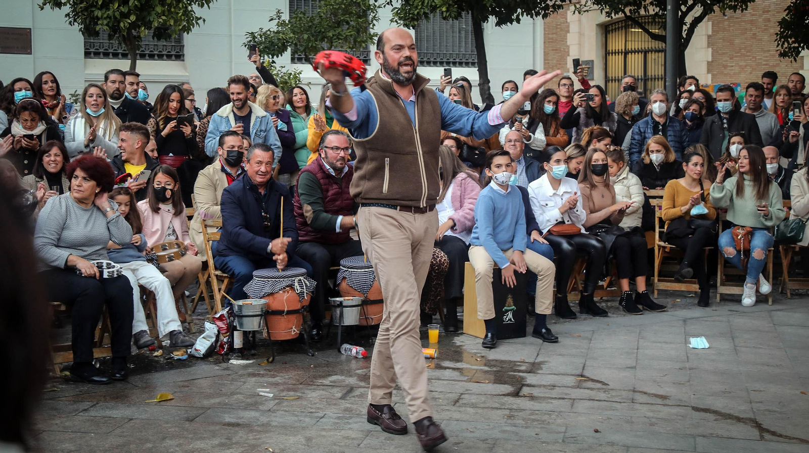 Las zambombas llenan las plazas y calles del centro de Jerez