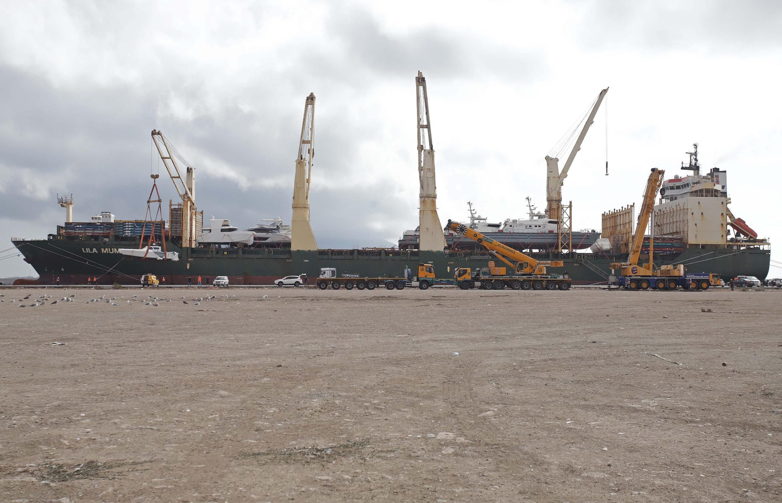 Fotos del dispositivo de descarga de las embarcaciones del buque Lila Mumbai en el Puerto de Algeciras