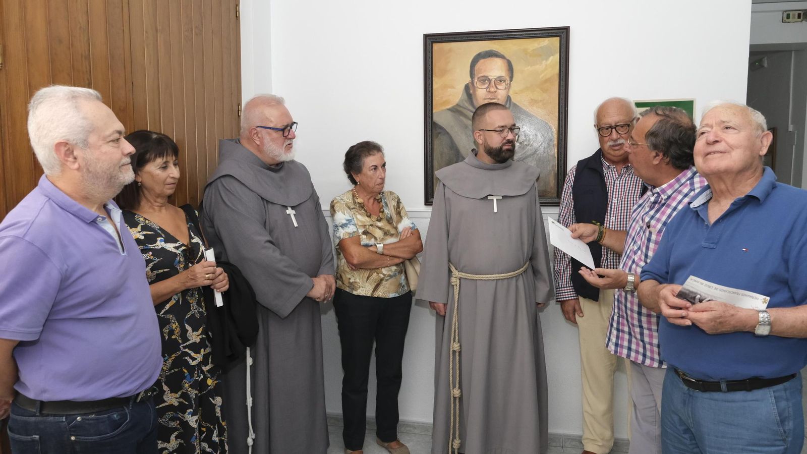 El Superior General y el de la Casa Nazaret con un grupo de benefactores.