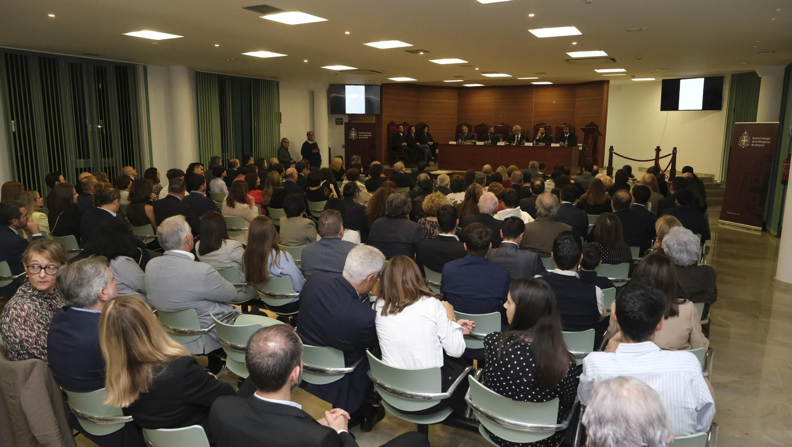 Entrega de insignias de 25 años de colegiado en el Colegio de Abogados de Almería, en imágenes