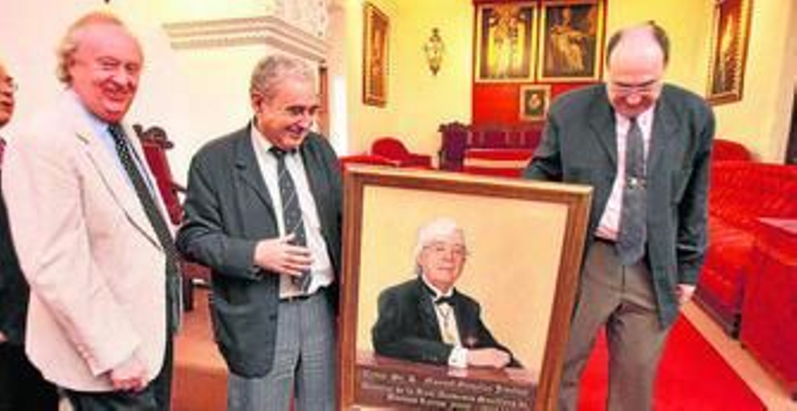 El duque de Segorbe, académico electo, Rafael Valencia y Manuel García, junto al retrato.