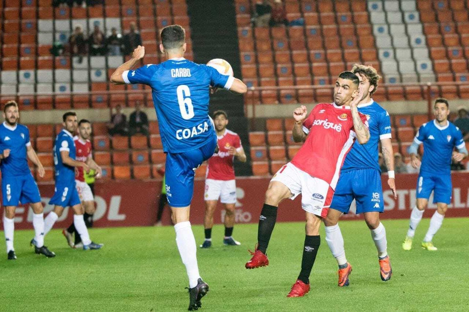 Marc Carbó despeja en presencia de Dani Romera.