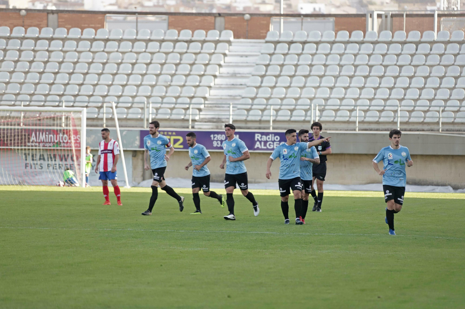 Los jugadores del Ciudad de Lucena celebran uno de sus goles ante el Algeciras.