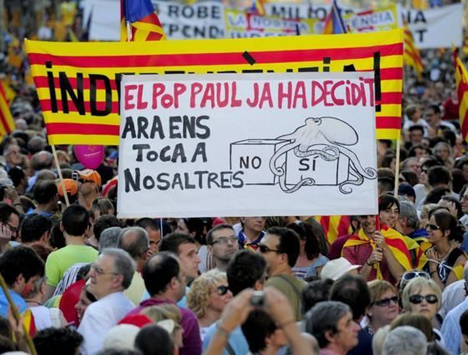 Más de un millón de personas marchan por las calles de Barcelona para protestar contra la sentencia del 'Estatut'. / AFP