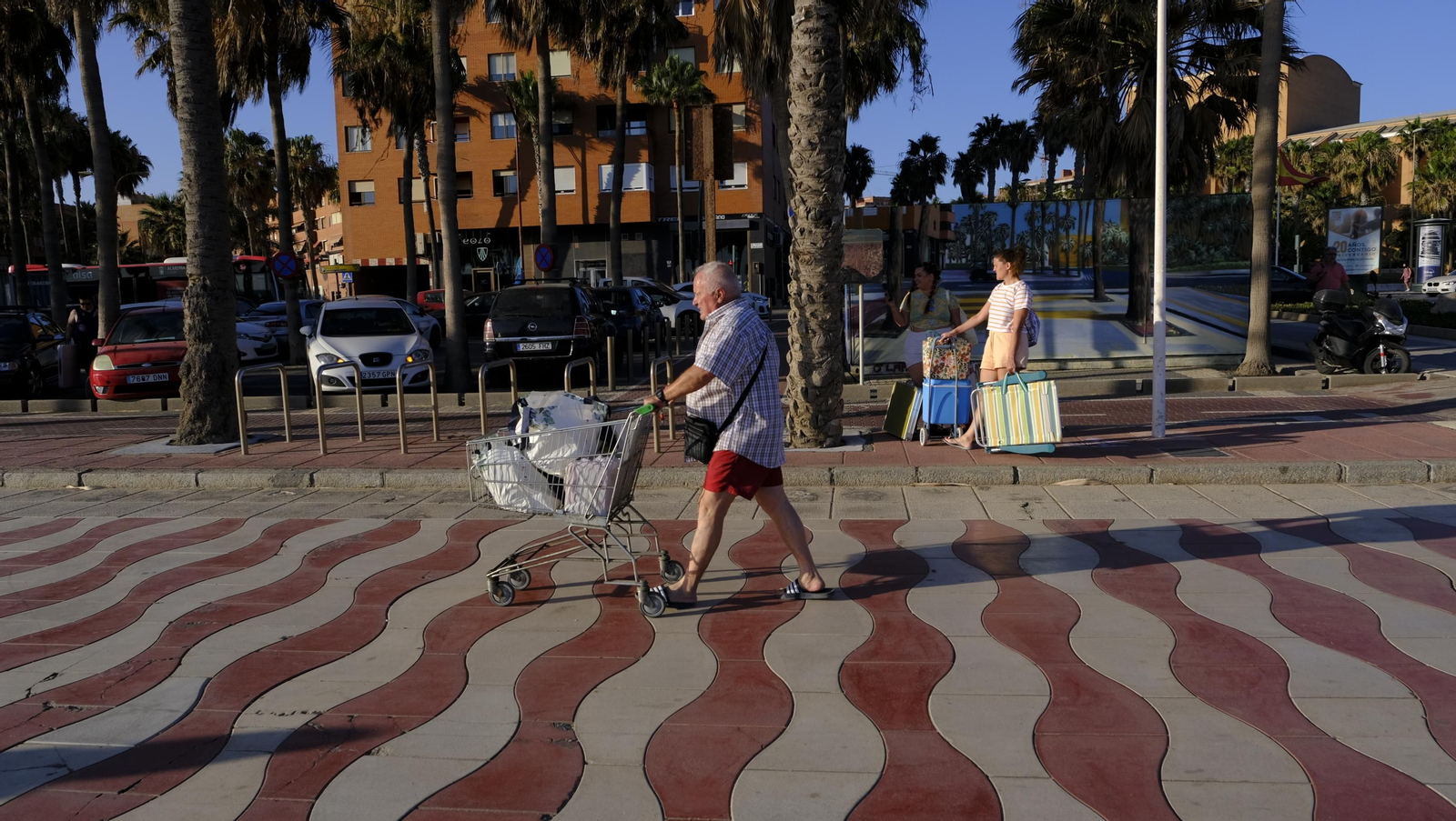 Imágenes de las hogueras de la Noche de San Juan en Almería capital