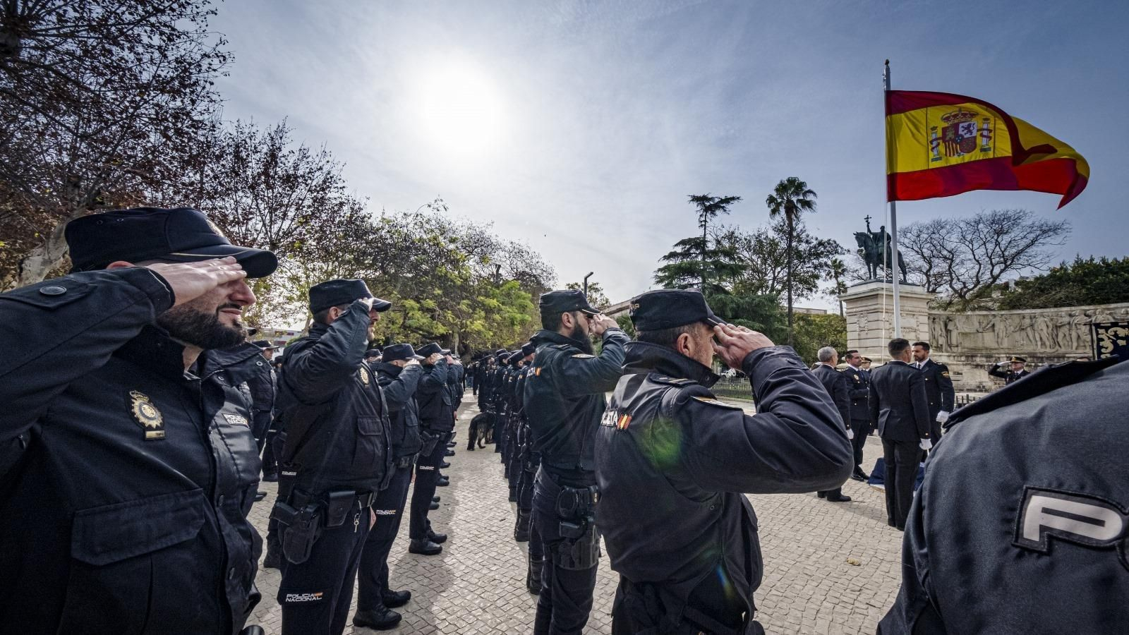 Fotos del acto del izado de bandera en Cádiz con motivo del bicentenario de la Policía Nacional
