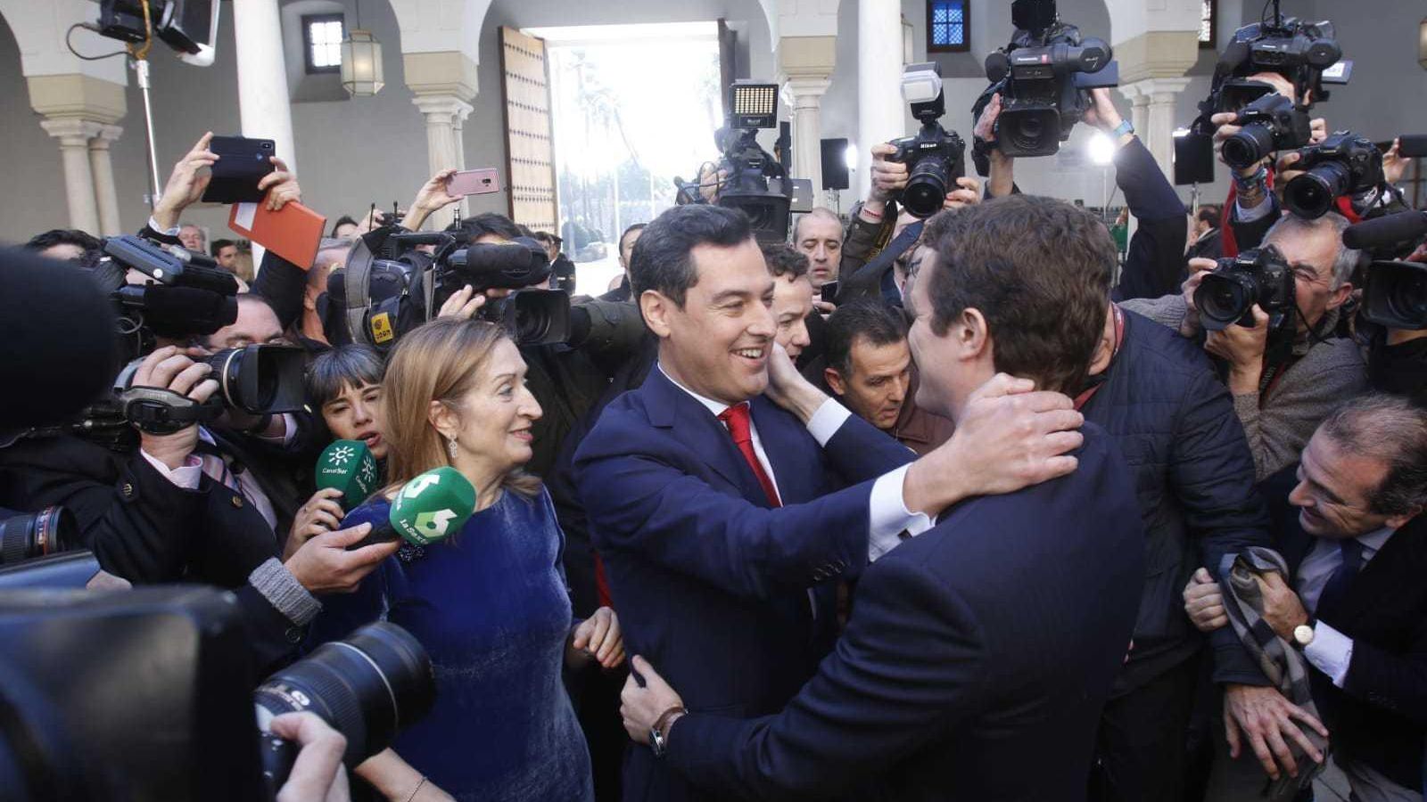 Casado saluda a Moreno, en presencia de Ana Pastor.