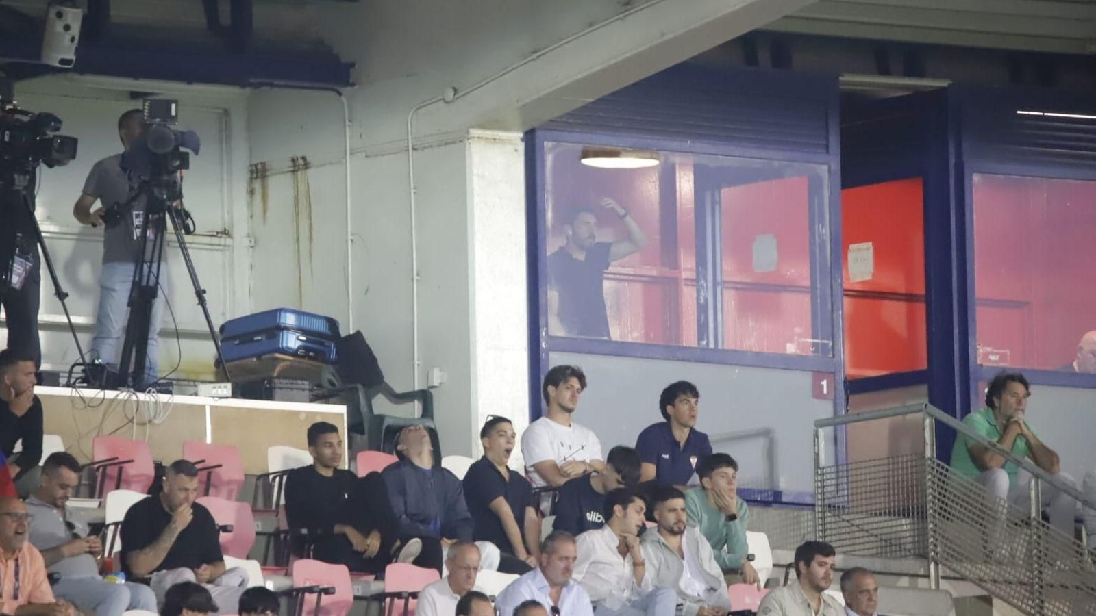 Javi Vázquez sigue el partido en una cabina del Nuevo Mirador.