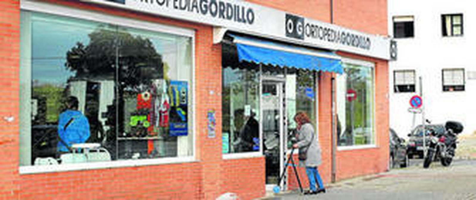 Fachada del establecimiento central de Ortopedia Gordillo, en la calle Doctor Juan Nicolás Márquez Domínguez, frente al hospital Juan Ramón Jiménez.