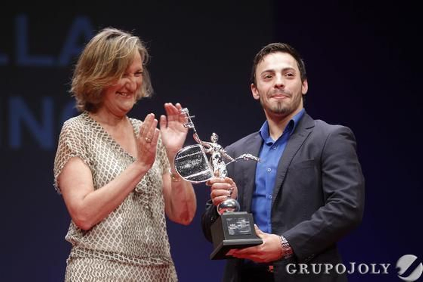 El haltera Josué Brachi recibe el galardón al mejor deportista masculino.

Foto: Juan Carlos Muñoz