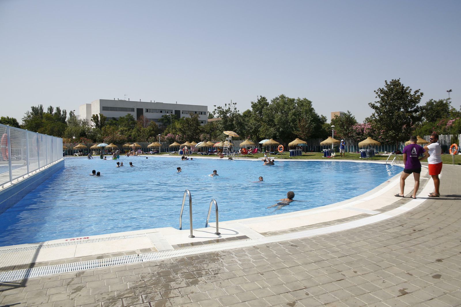 La piscina de Almanjáyar, un oasis veraniego