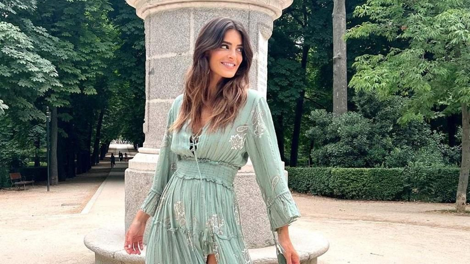 Adiós, burdeos y marrones, este vestido de flores de Lefties de estilo boho es el más bonito para llevar con botas altas.