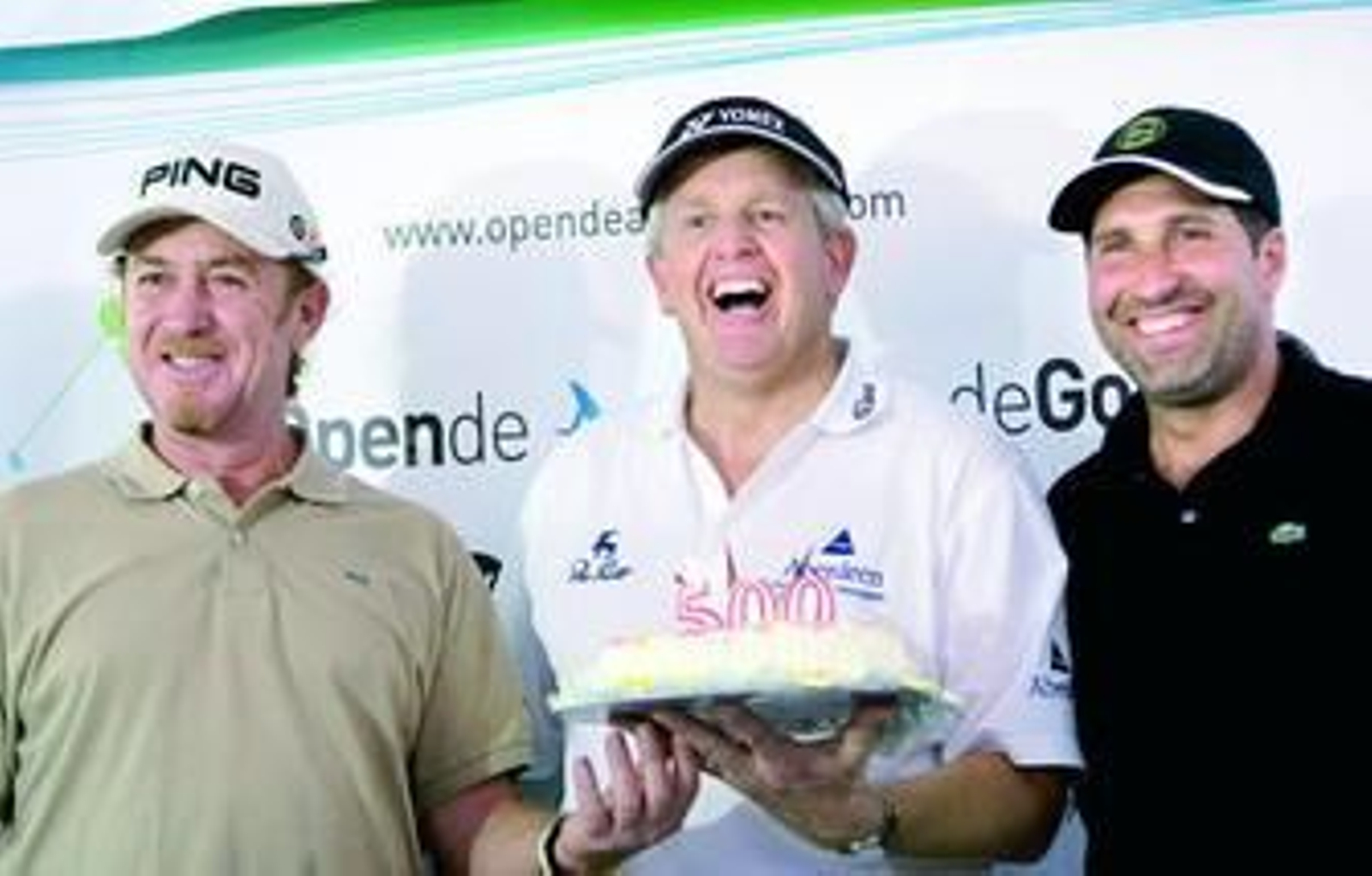 Montgomerie, con la tarta que le regalaron Jiménez y Olazábal.