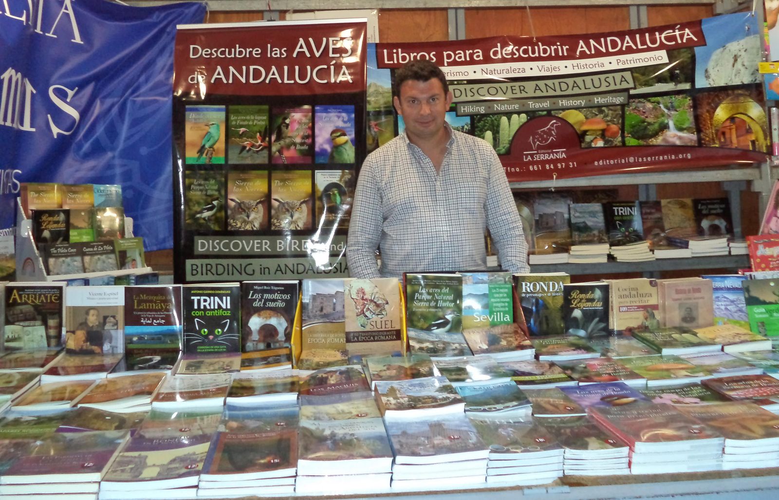José Manuel Dorado, en su stand en la Feria del Libro de Ronda.