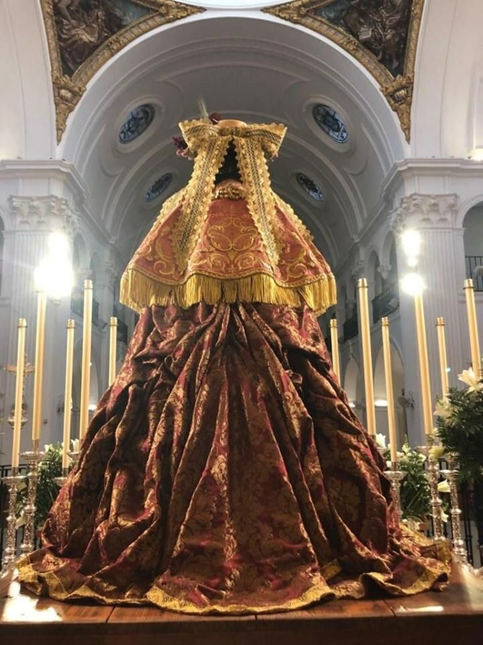 El manto luce el famoso recogido trasero con el que se emula la vestimenta de las damas viajeras del XVII.