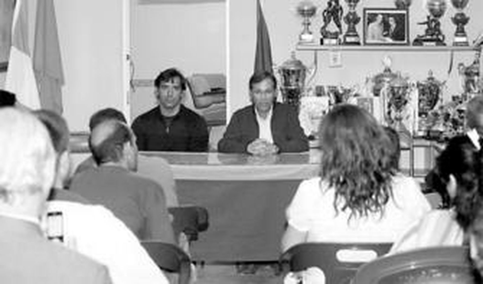 Dos de los miembros de la junta directiva del Ivesur se dirigen a los socios el pasado viernes.