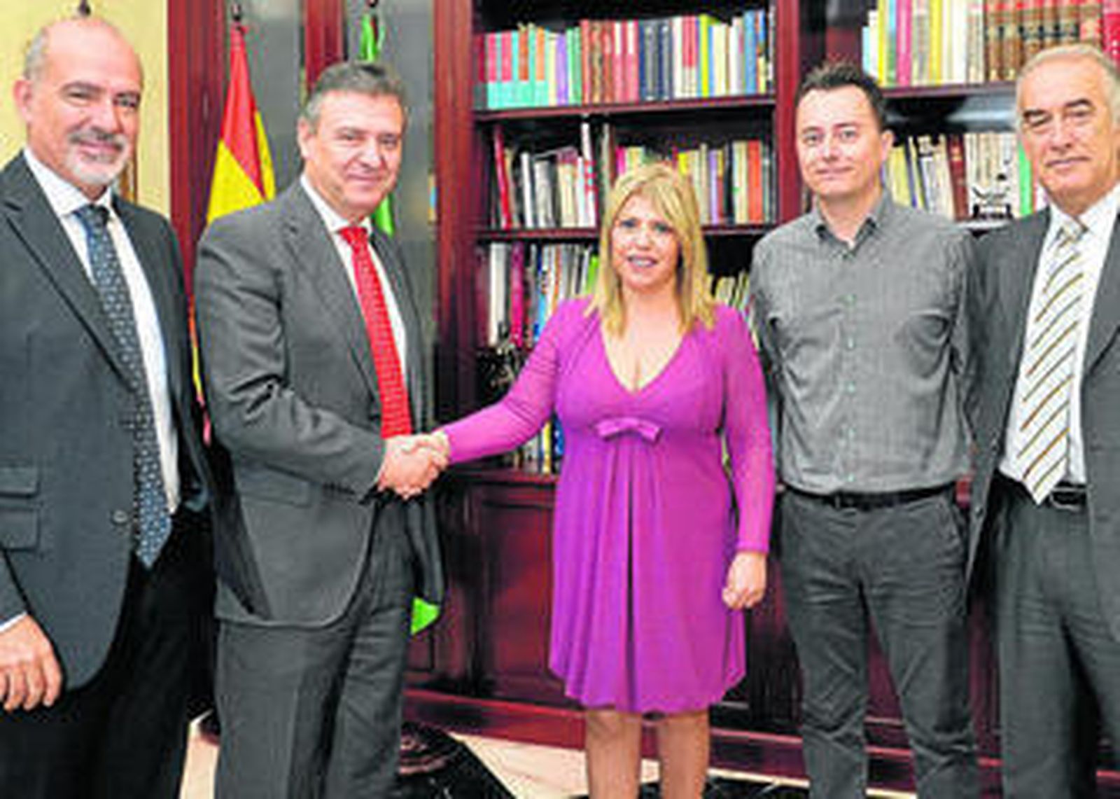 Mamen Sánchez y Santiago Galván, con Francisco Arteaga, Manuel Olmo y Manuel Parra, de Endesa.