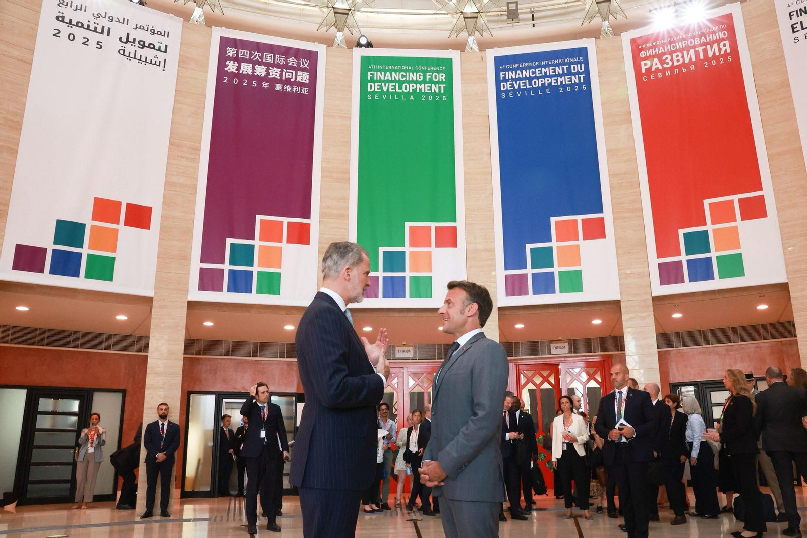 Emmanuel Macro saluda el Rey en Fibes