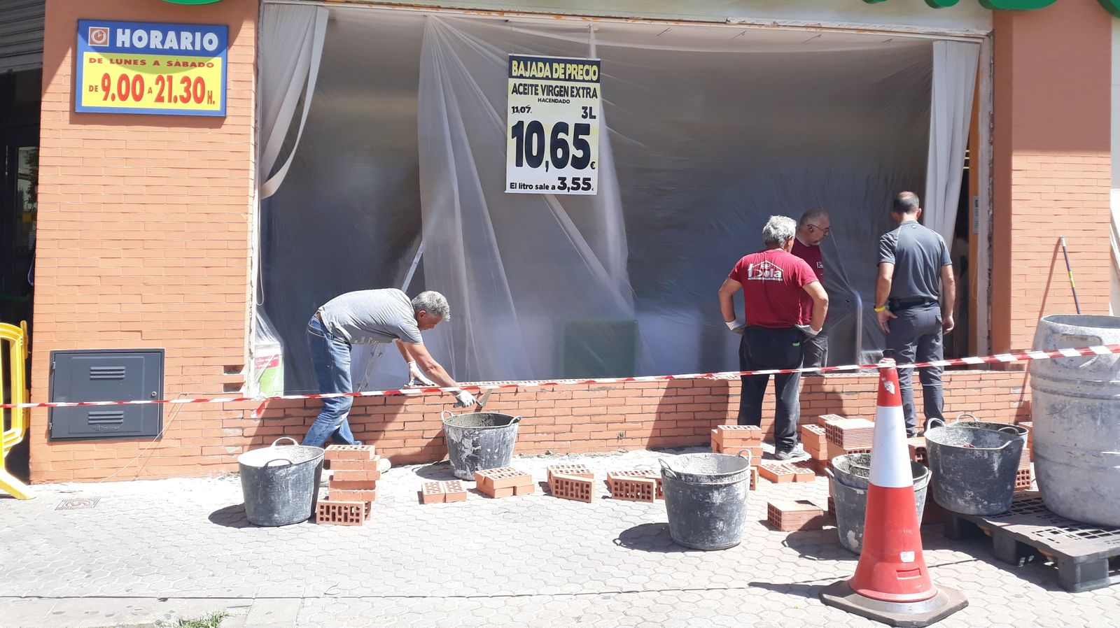 Un grupo de operarios reparan los destrozos provocados por el robo.