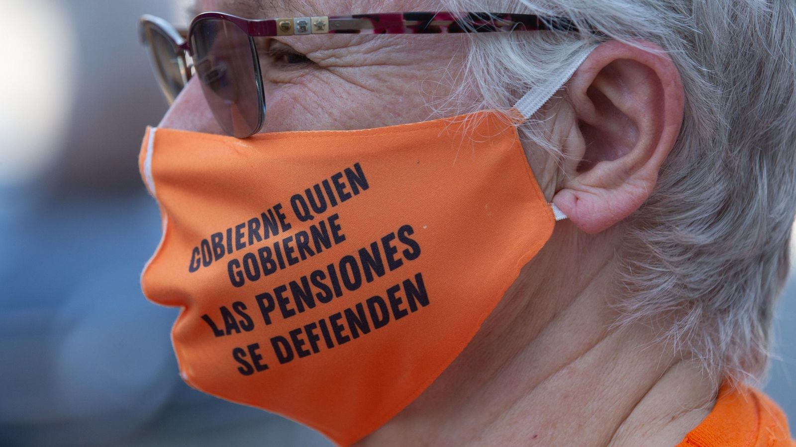 Una mujer defiende la protección de las pensiones en una protesta.