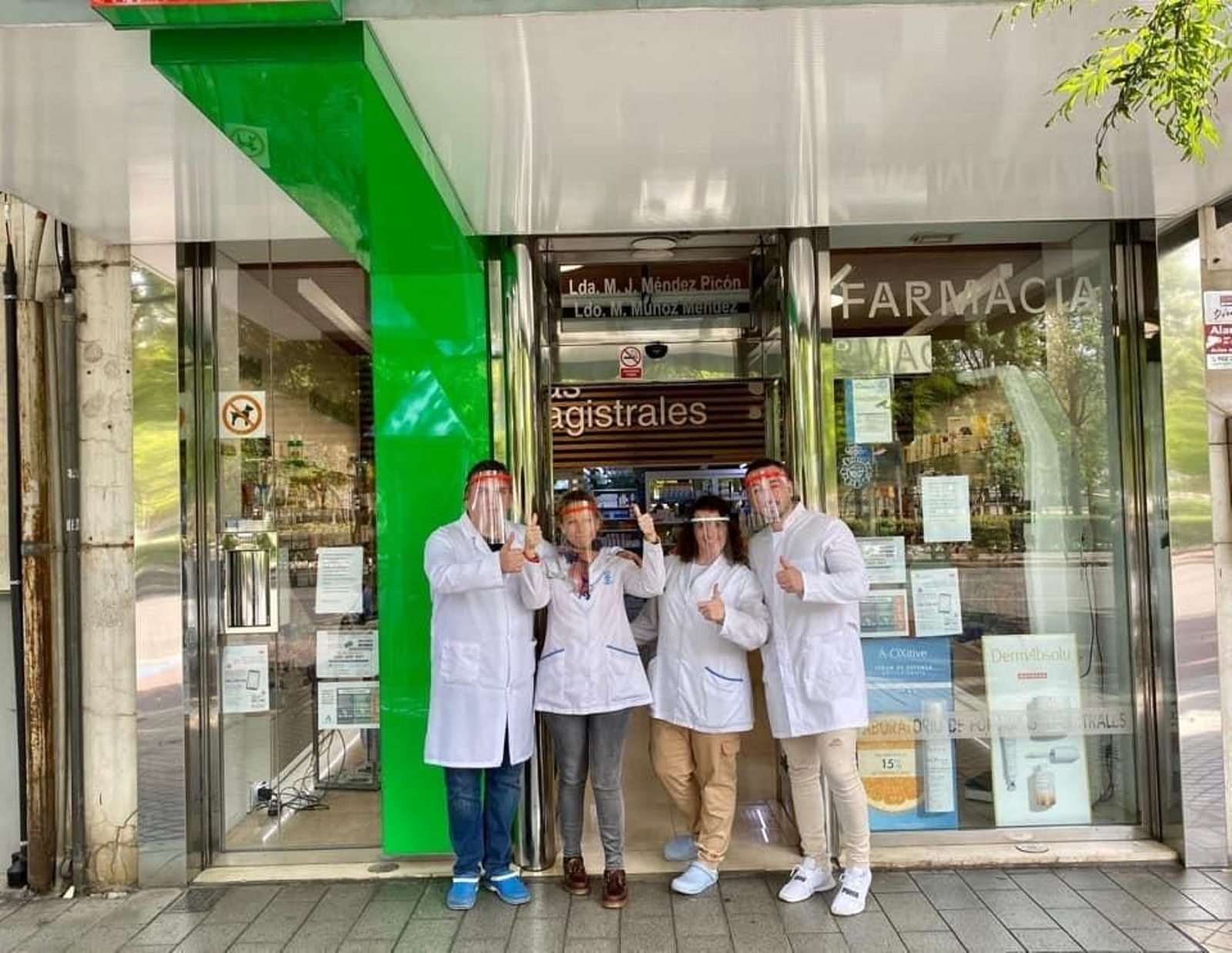 Farmacéuticos con las pantallas donadas por la Hermandad del Rocío.