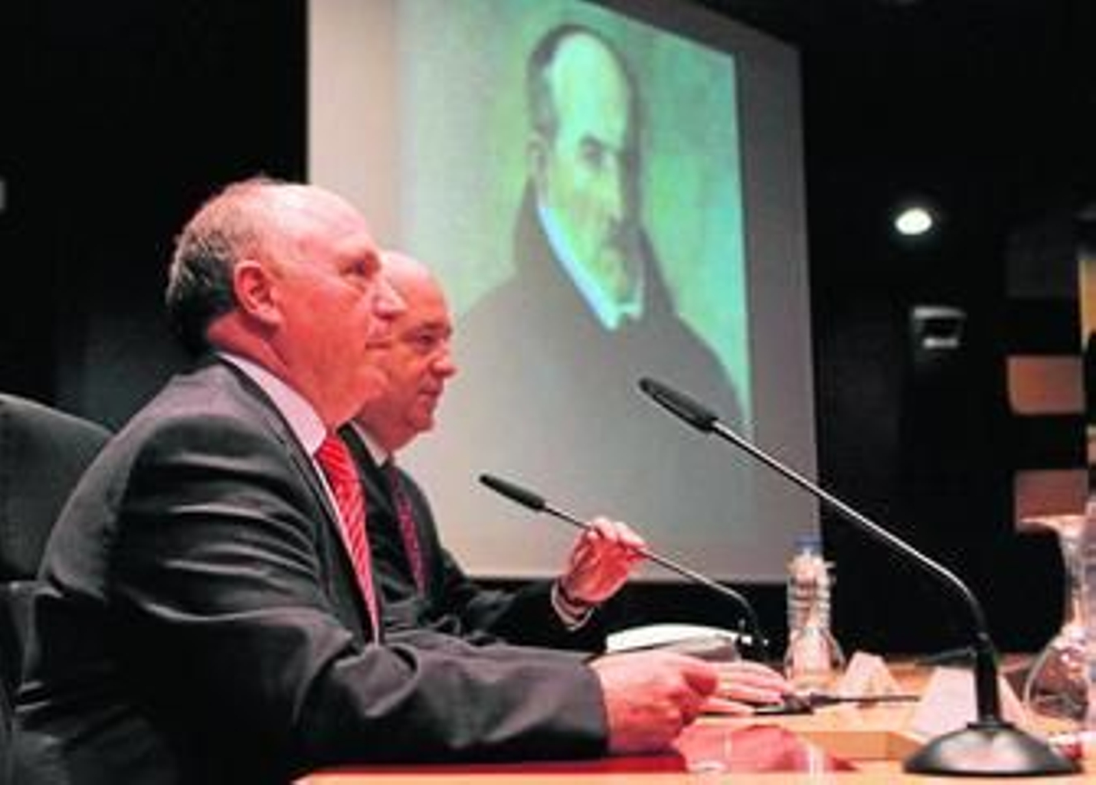 Luis de Góngora 'vigila' a Antonio Cruz Casado y Joaquín Roses, director del congreso.