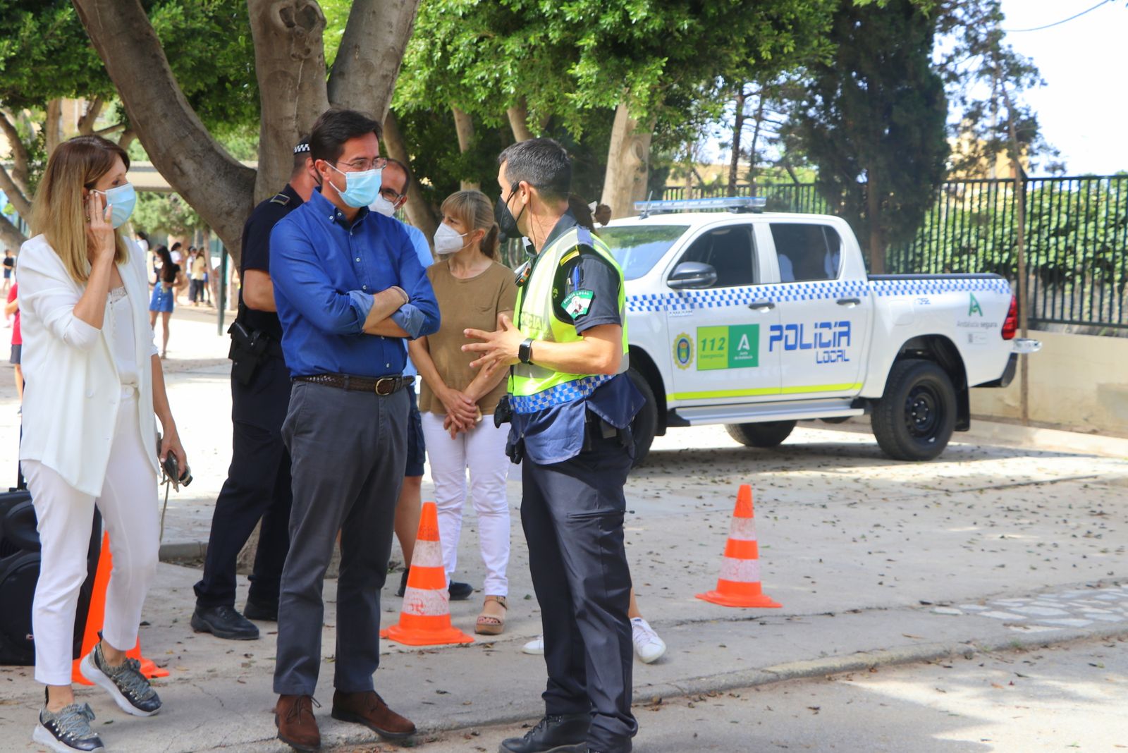 La edil de Educación, Julia Ibáñez, y el alcalde Francisco Góngora, dialogan con un policía local durante una actividad de Educación Vial.
