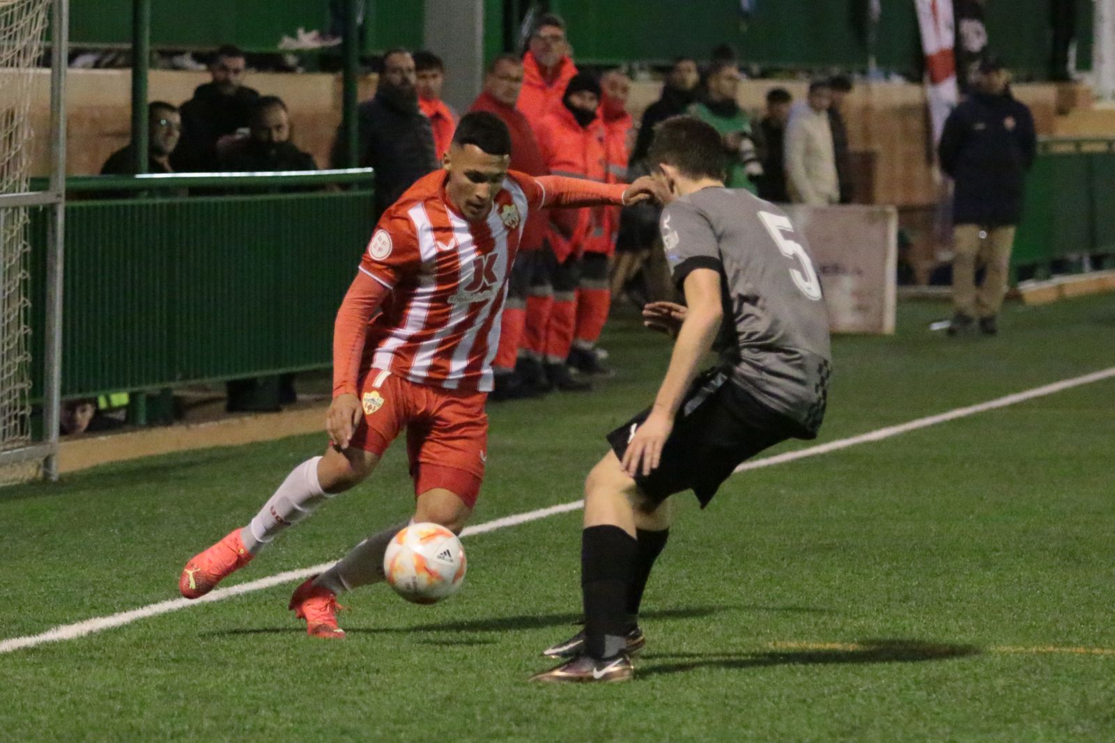 Valen encara a un defensa durante el encuentro copero que los rojiblancos disputaron ante el Alavés.