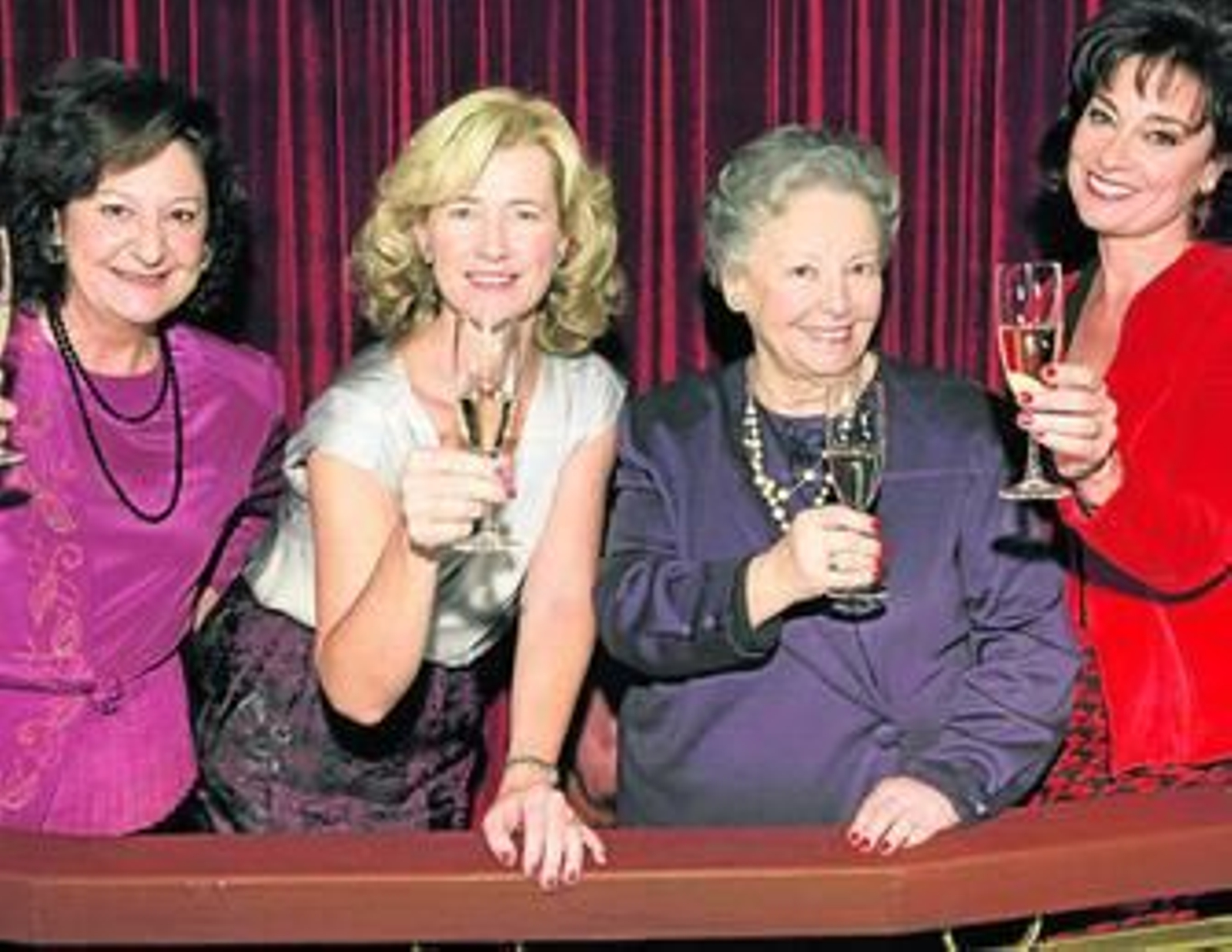 María Galiana brinda por 2015 junto a sus compañeras en 'Cuéntame' Rosario Pardo, Ana Duato y Silvia Espigado.