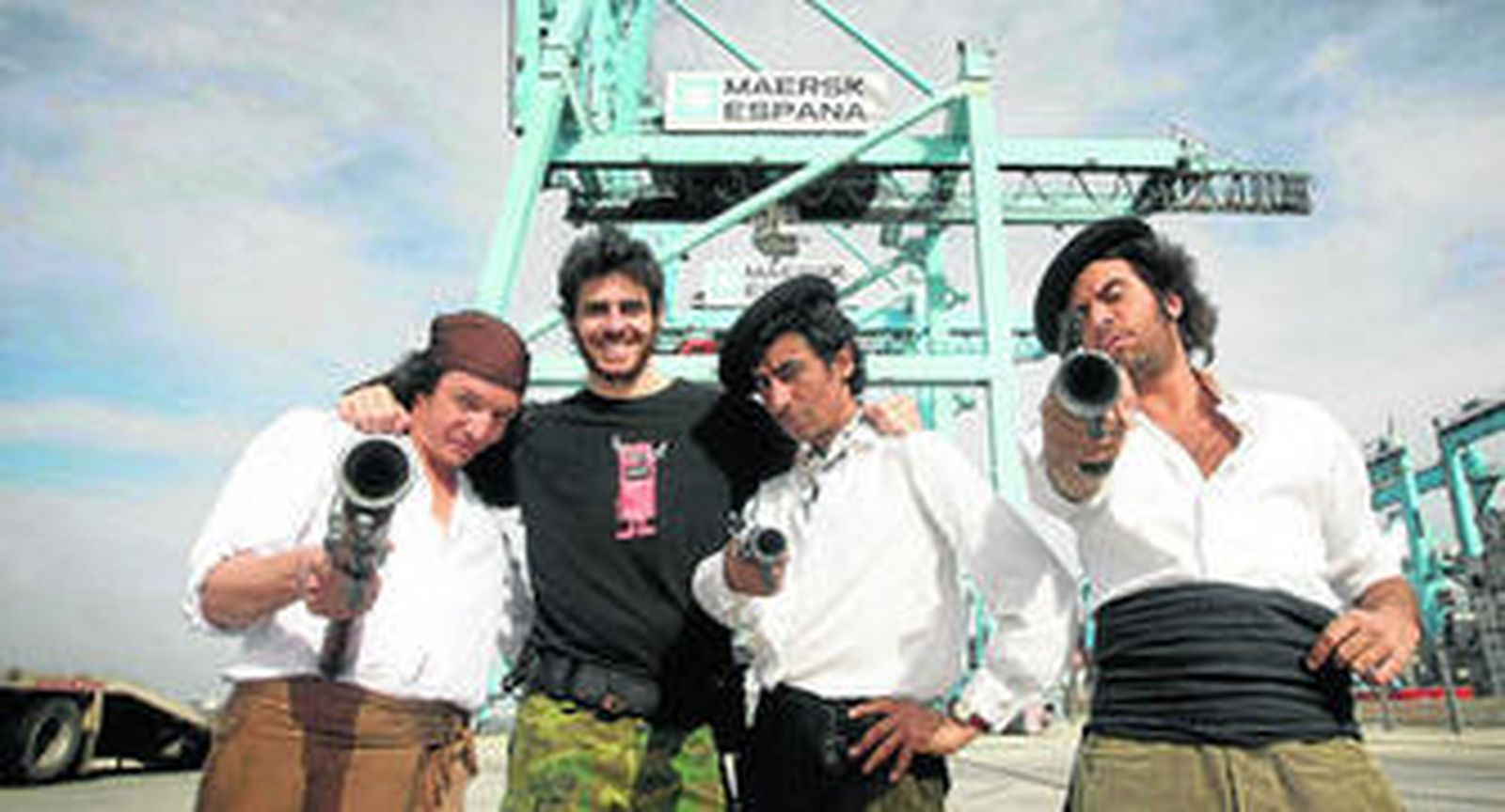 El Ratón, José María Galeano 'Gale', Tomasito y El Canijo, ayer rodando en el puerto de Algeciras.