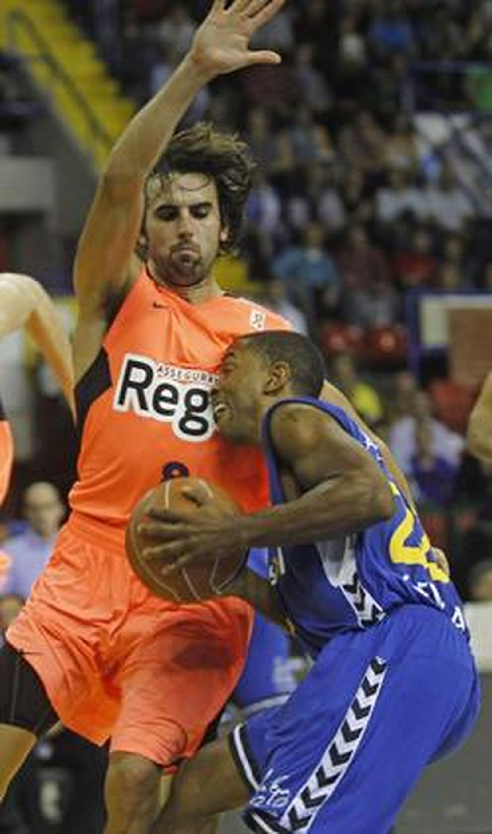 El Cajasol pierde con el Barcelona en San Pablo. / Antonio Pizarro