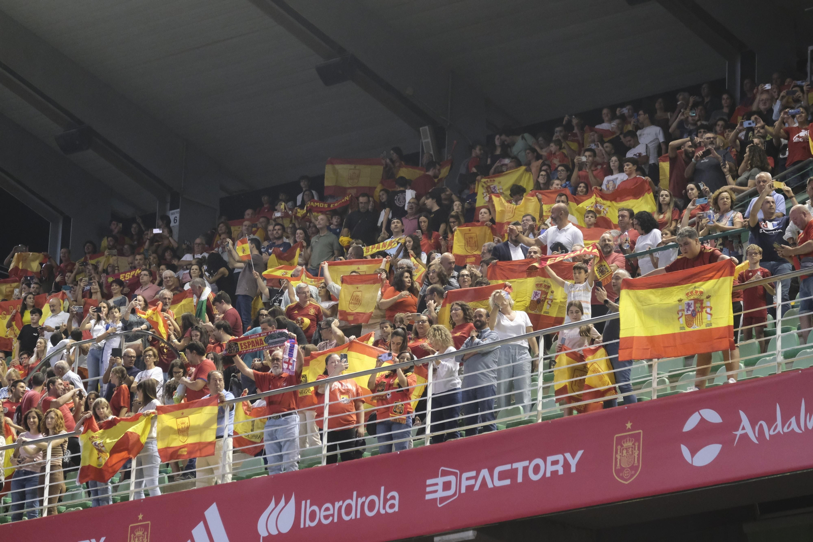 Las mejores fotos del ambiente en El Arcángel para el España - Suiza