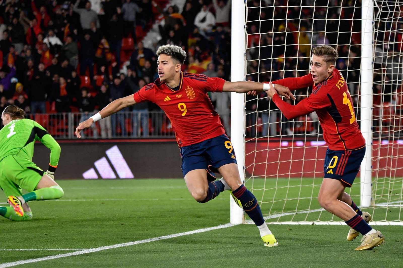 Matteo Joseph celebra el gol que dio el triunfo a la selección española sub-21 en Almería.