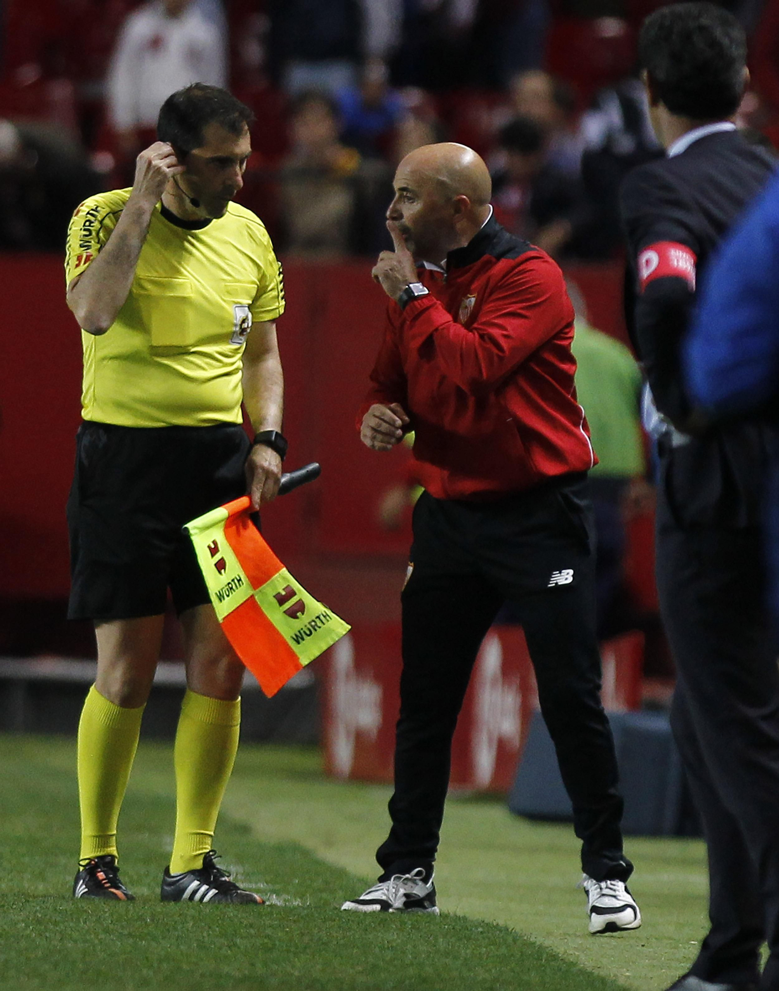 Jorge Sampaoli dialoga con un auxiliar del árbitro en la banda del Sánchez-Pizjuán.
