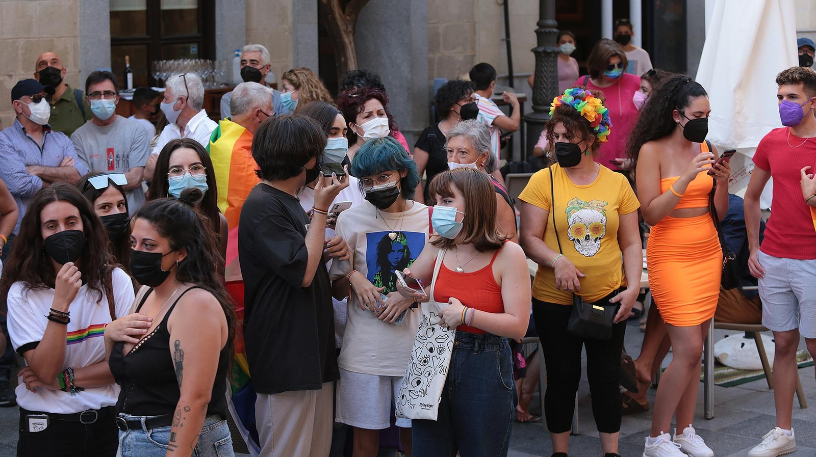 El público acudió a la colocación de la bandera arcoiris en el Ayuntamiento.