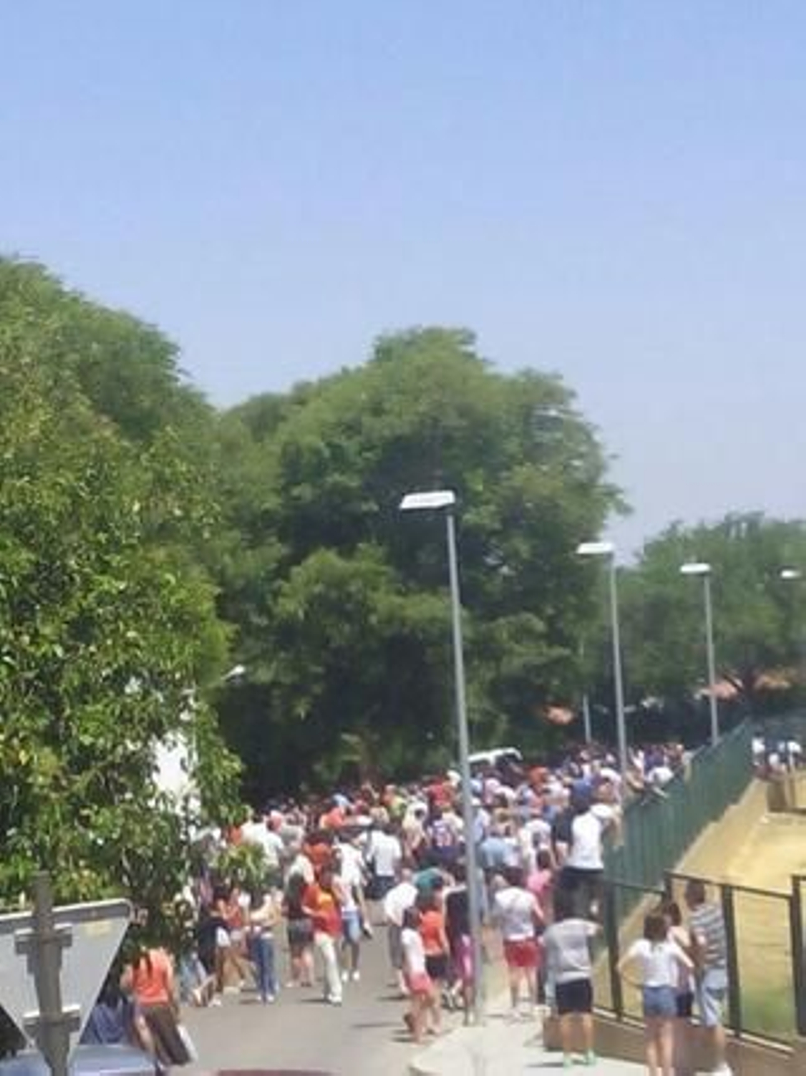 Grupos de vecinos comienzan a desplazarse a las casas de los supuestos ladrones. / D.S.