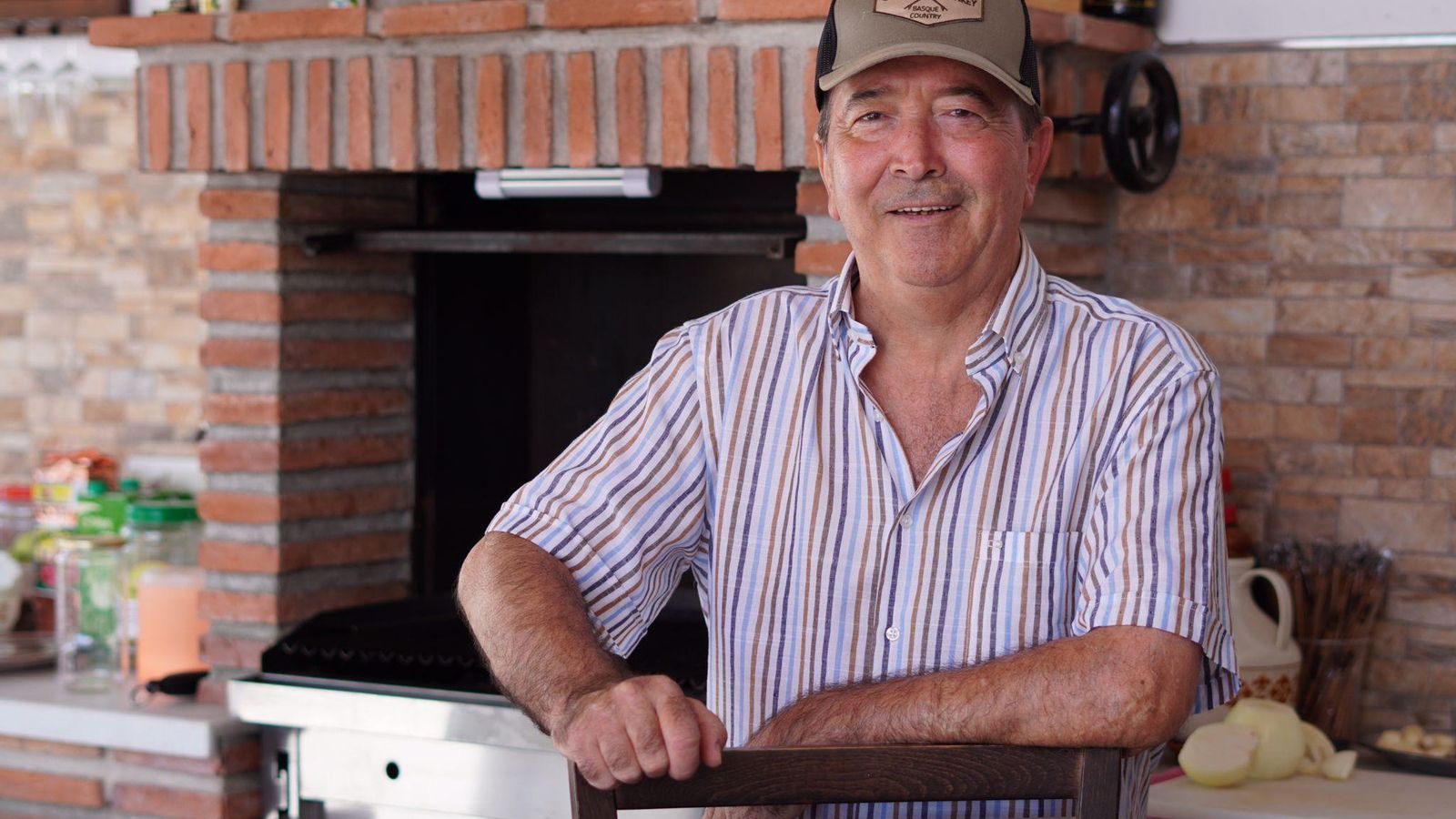 Miguel Alba en su casa, donde graba vídeos para redes.