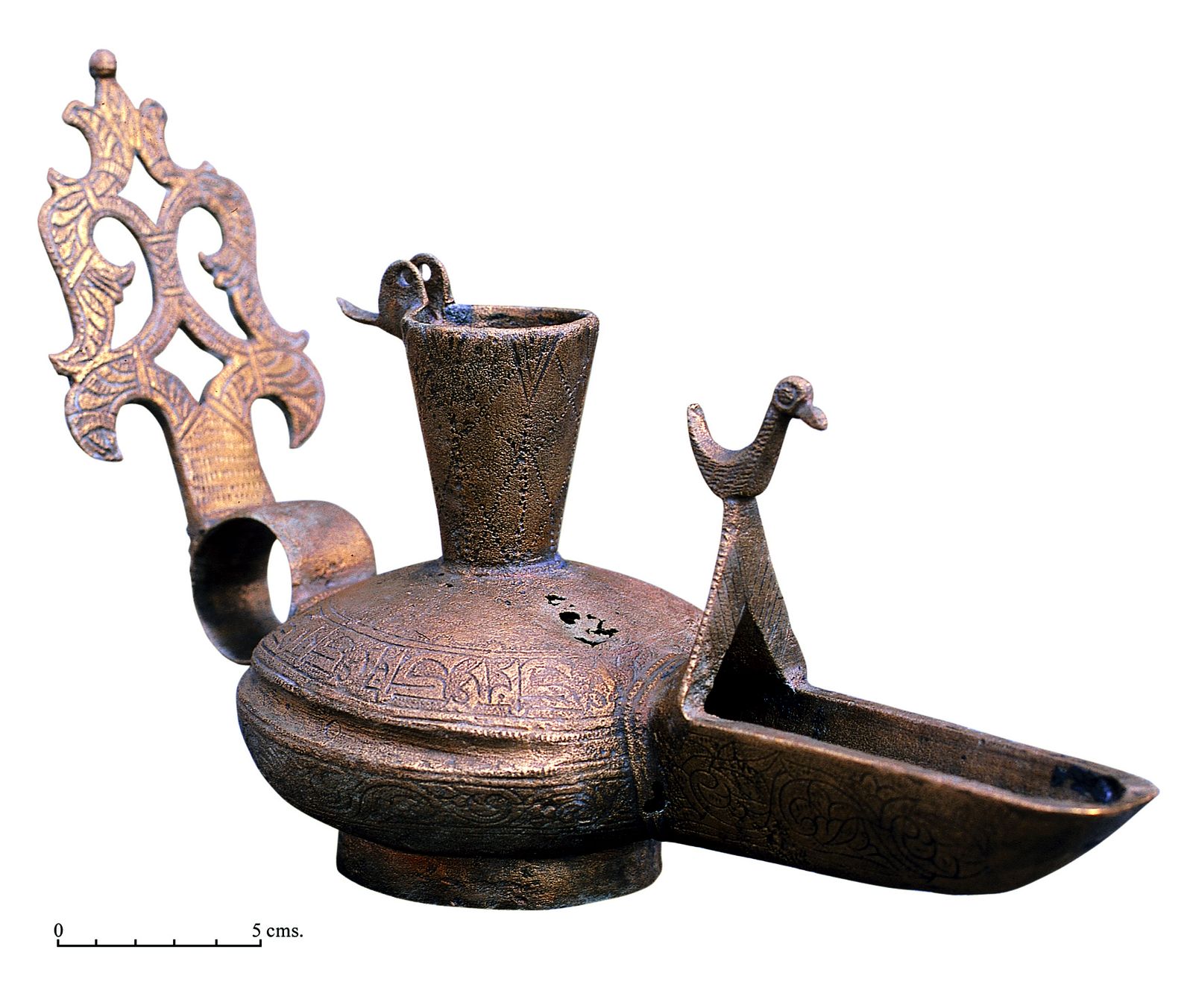 Candil de bronce con decoración cincelada de tipo epigráfico y vegetal hallado en un pecio en aguas del Estrecho. Segunda mitad del siglo X. (Museo Municipal de Algeciras).