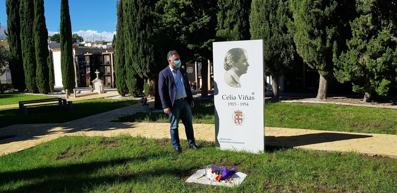 Antonio Ruano ante la tumba de Celia Viñas